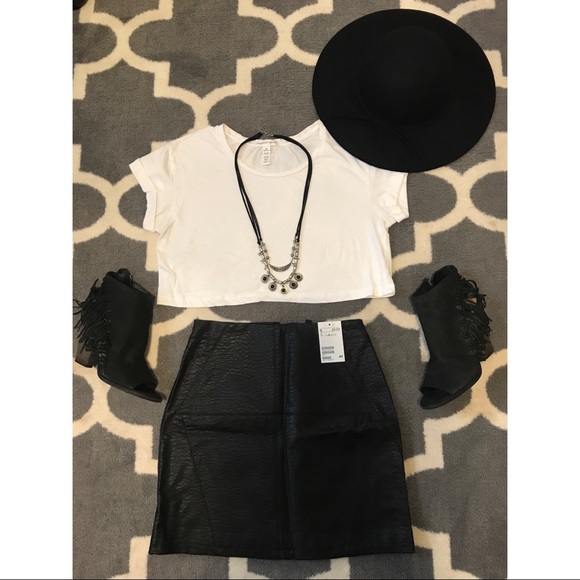 Faux leather high waisted mini skirt - Picture 2 of 7